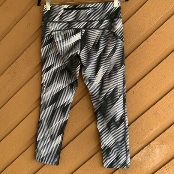 Nike Dri-Fit Black & White Striped Cropped Leggings - Picture 4 of 7